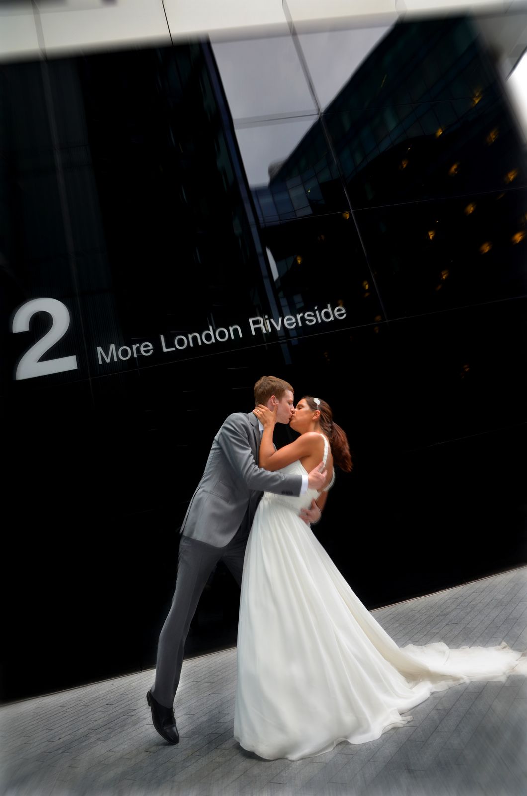 Mariés s'embrassant devant un panneau