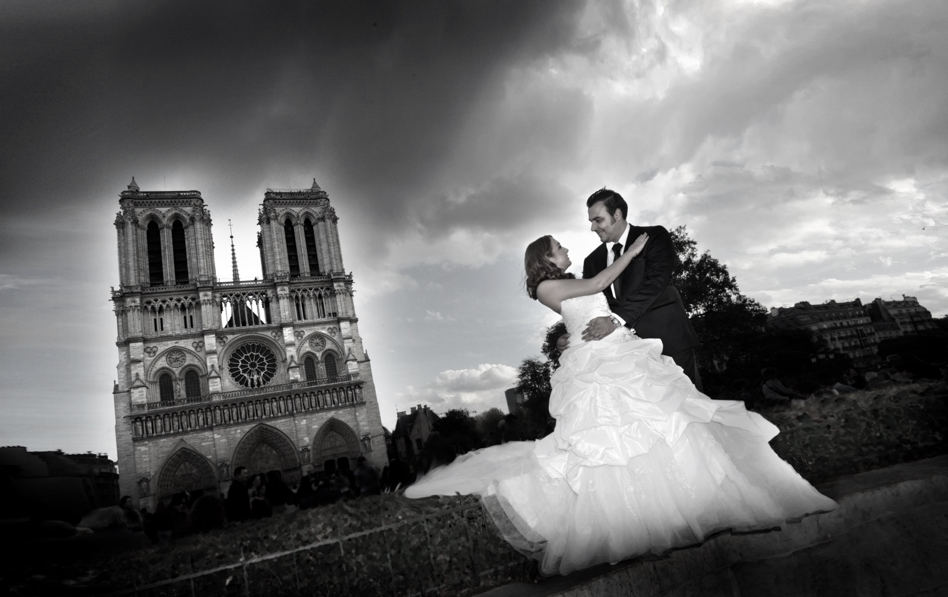 Mariés devant cathédrale à Paris
